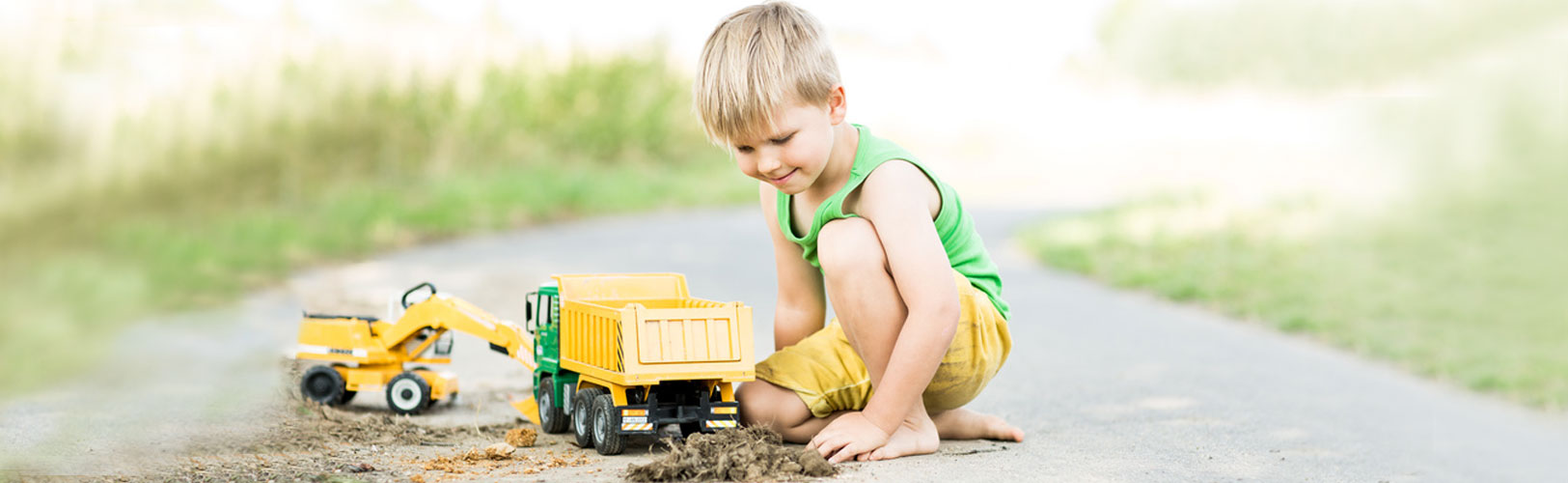 Kleiner Junge spielt mit Spielzeug-Bagger