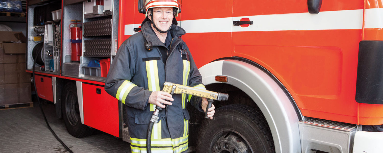 Feuerwehrmann an Feuerwehrauto, Klaus Uck, Goltoft