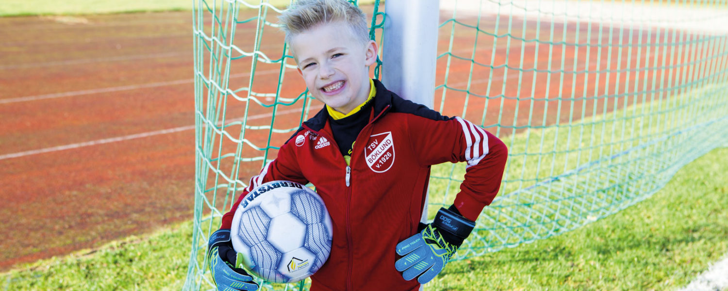 Kleiner Junge an Fußballtor mit Ball, Tom-Luca, Böklund